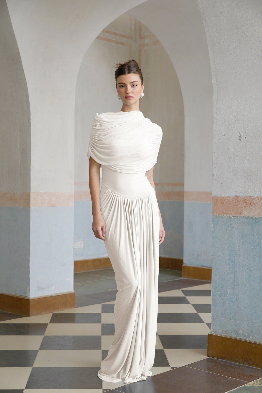 Vestido maxi plisado asimétrico