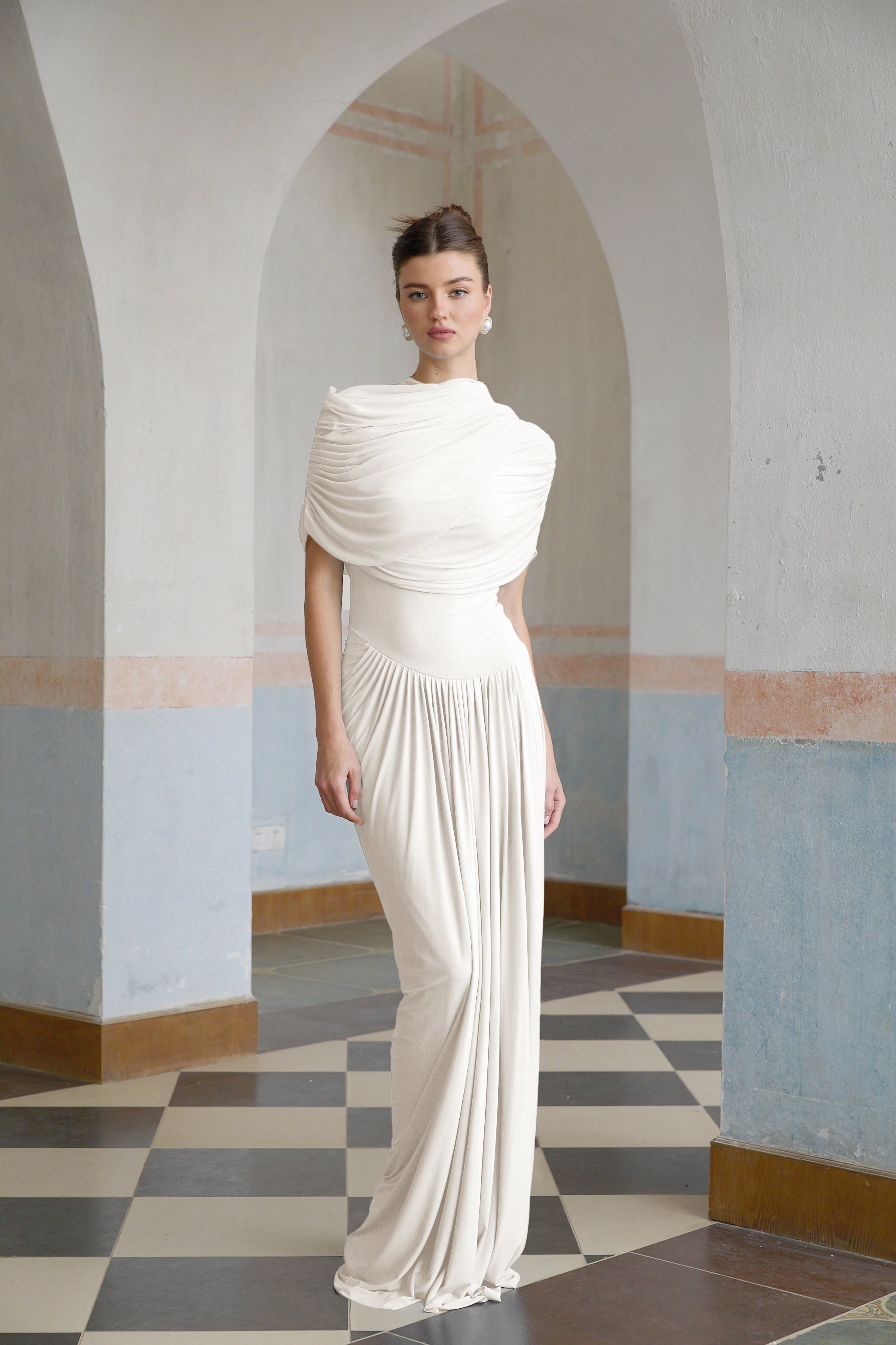 Vestido maxi plisado asimétrico