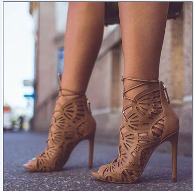 Sandalias de tacón alto con recortes