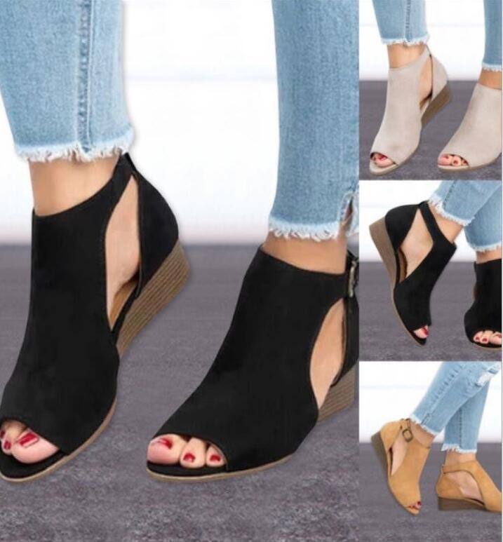 Sandalias de cuña con hebillas y tacón medio