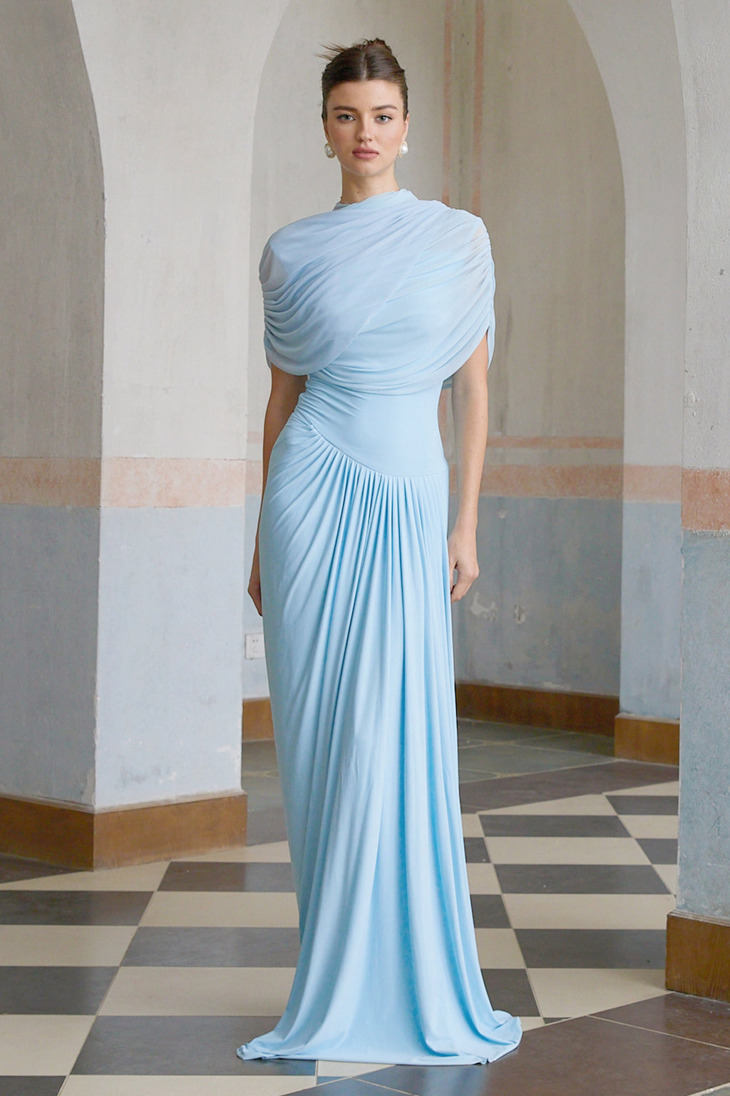 vestido maxi plisado asimétrico