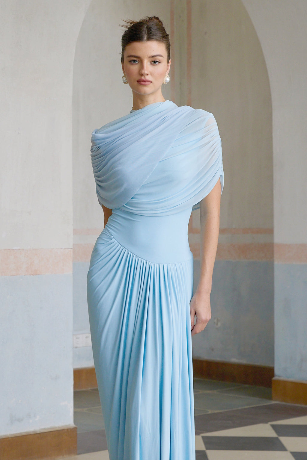 vestido maxi plisado asimétrico