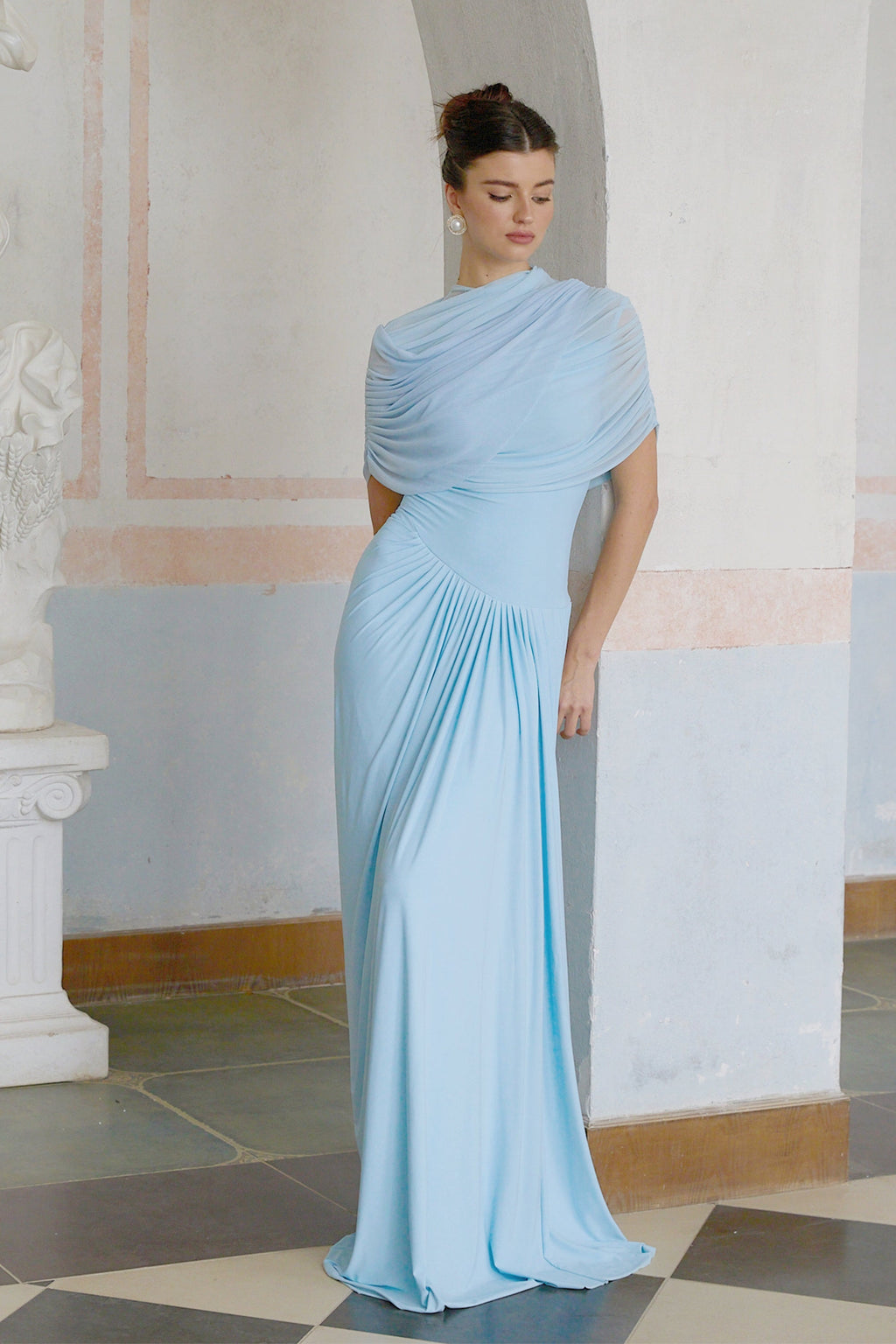vestido maxi plisado asimétrico