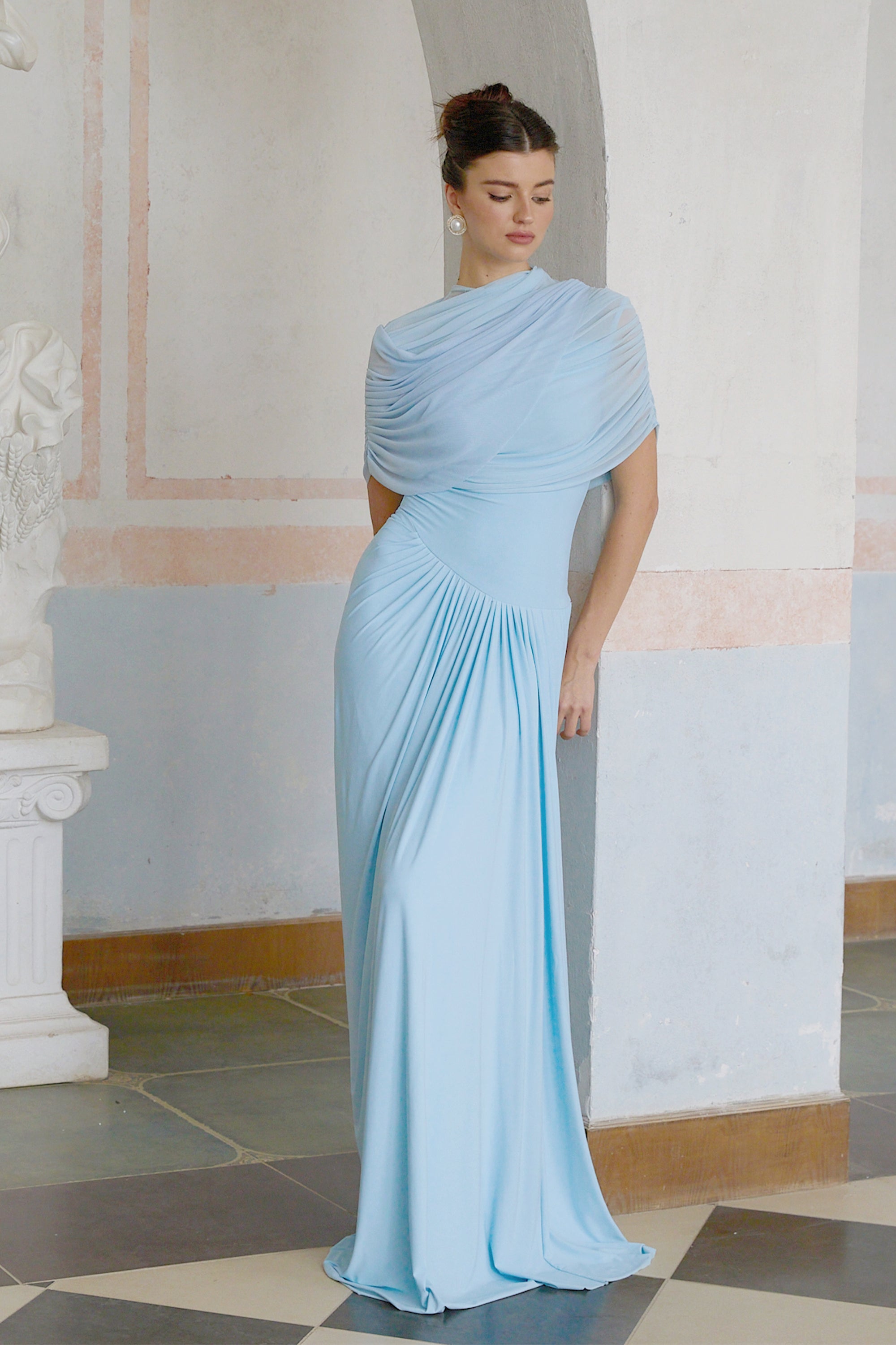 vestido maxi plisado asimétrico