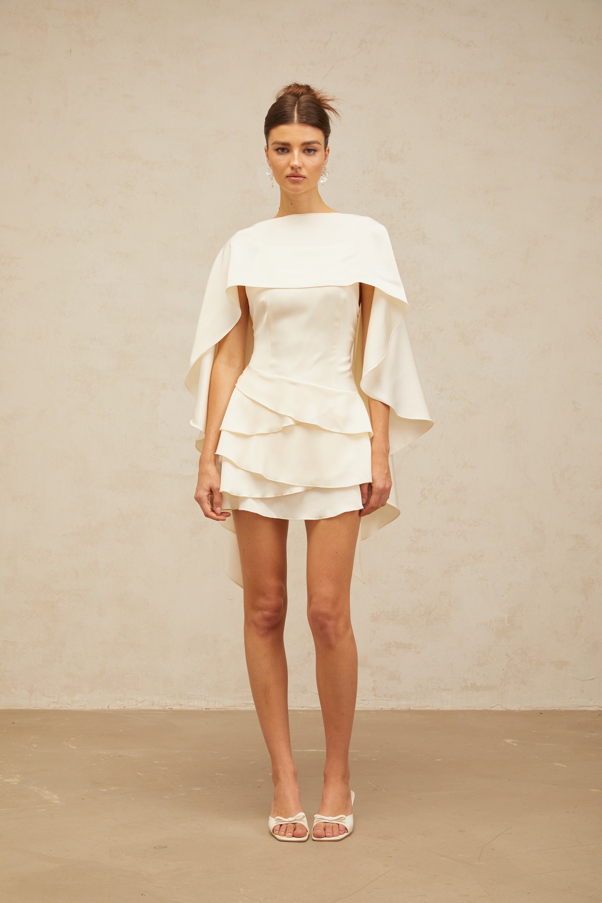 Vestido corto de satén blanco con volantes