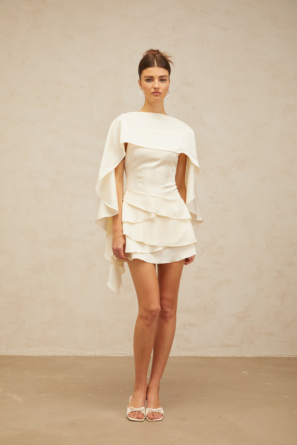 Vestido corto de satén blanco con volantes