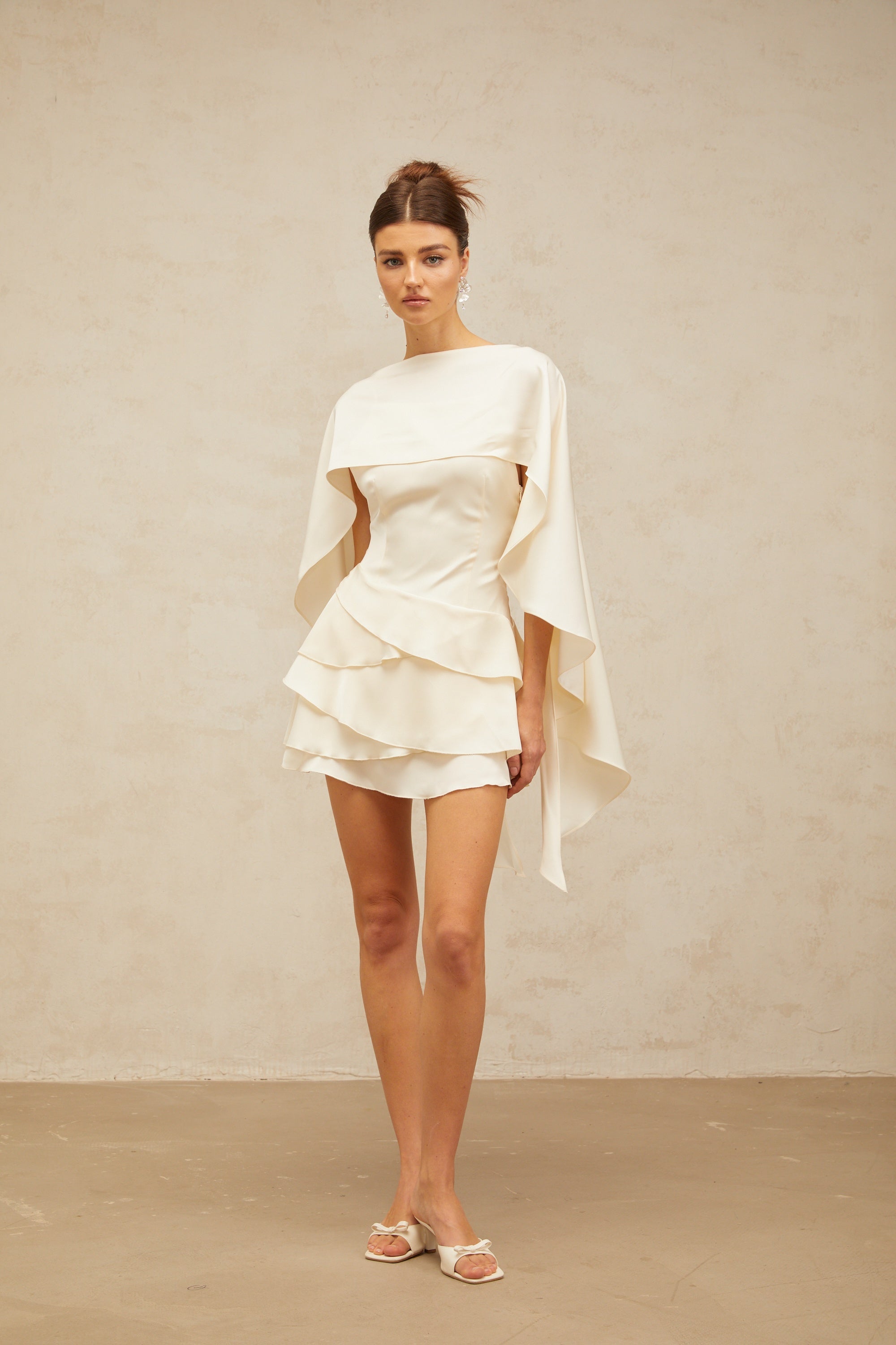 Vestido corto de satén blanco con volantes