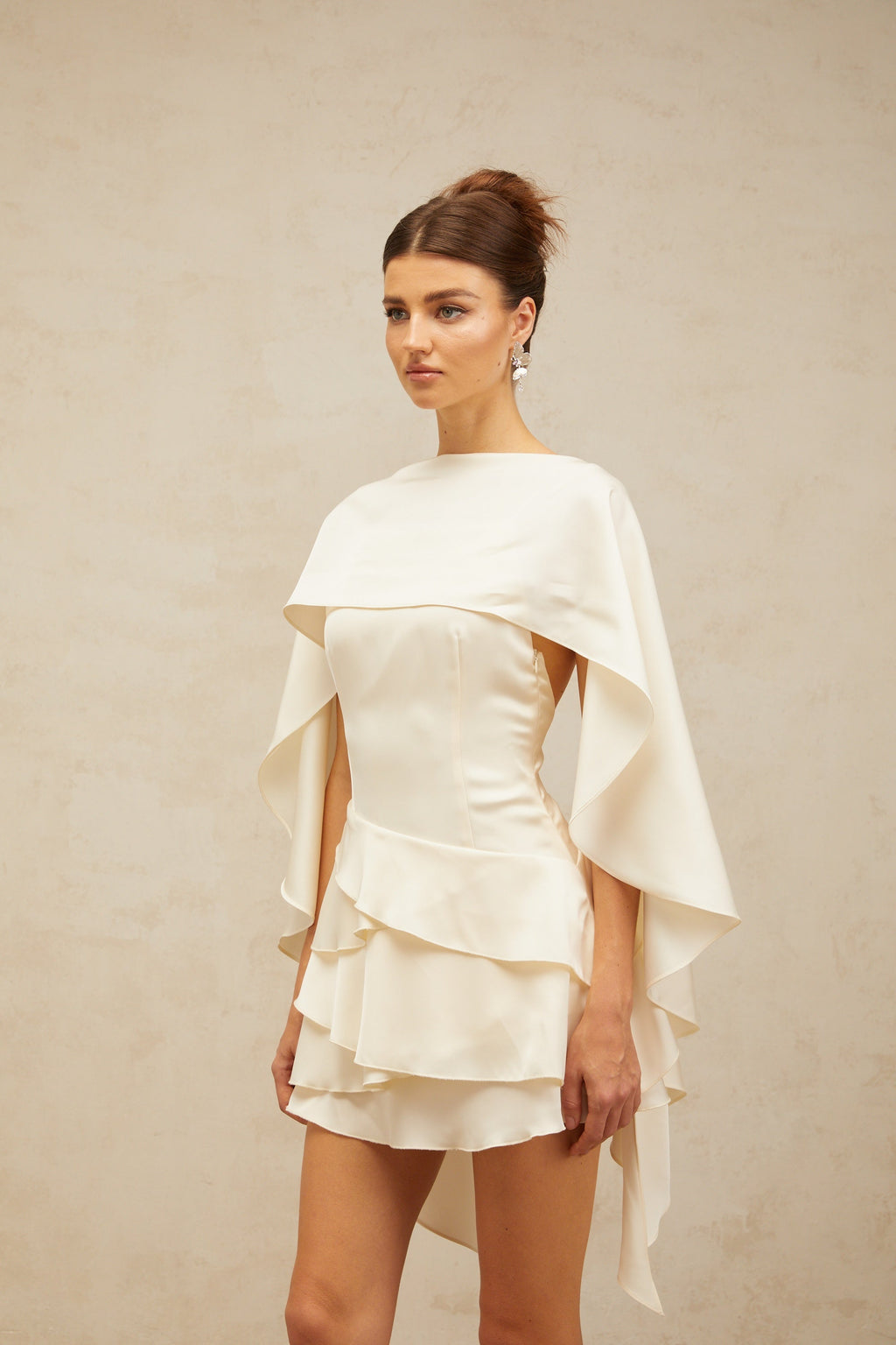Vestido corto de satén blanco con volantes