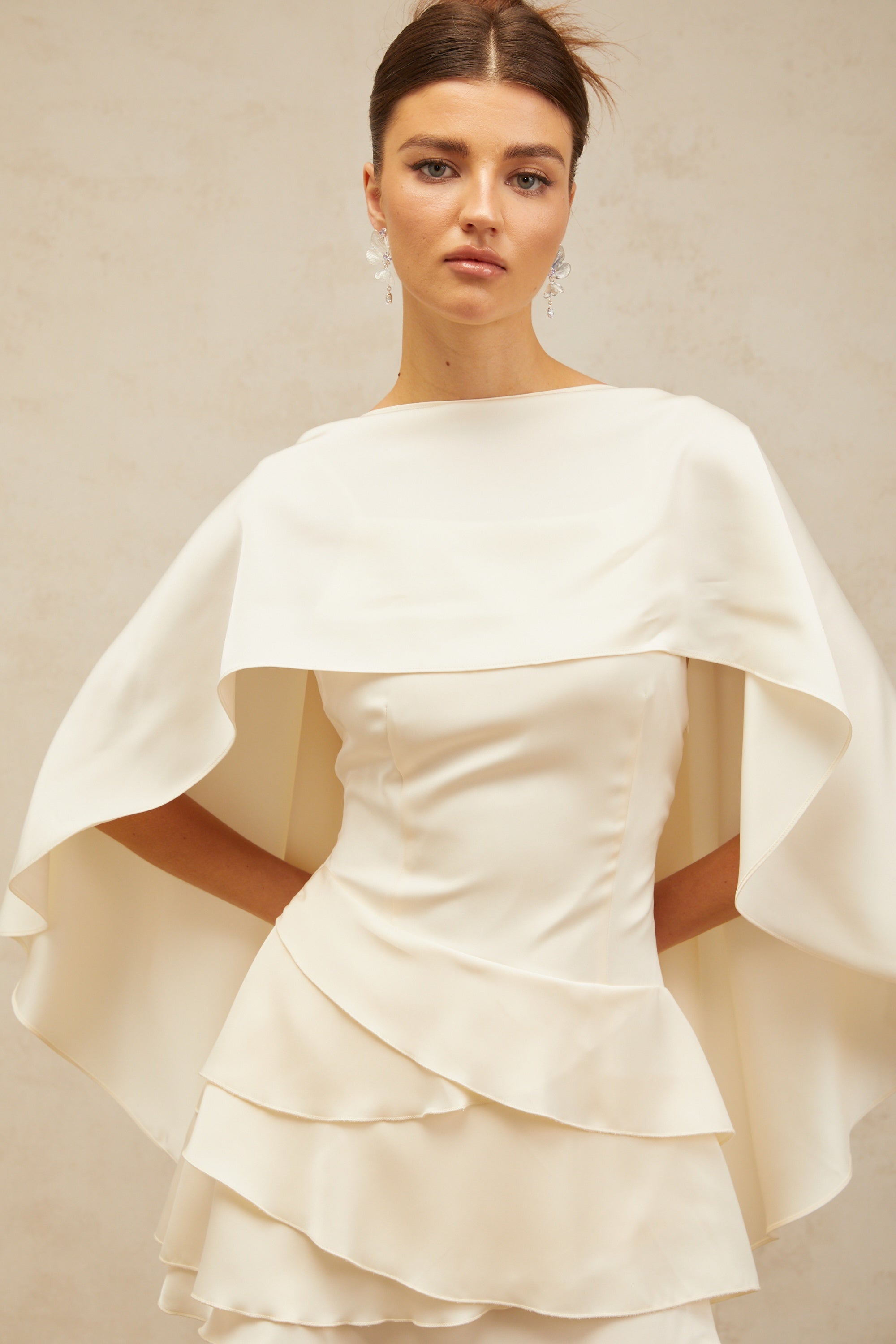 Vestido corto de satén blanco con volantes