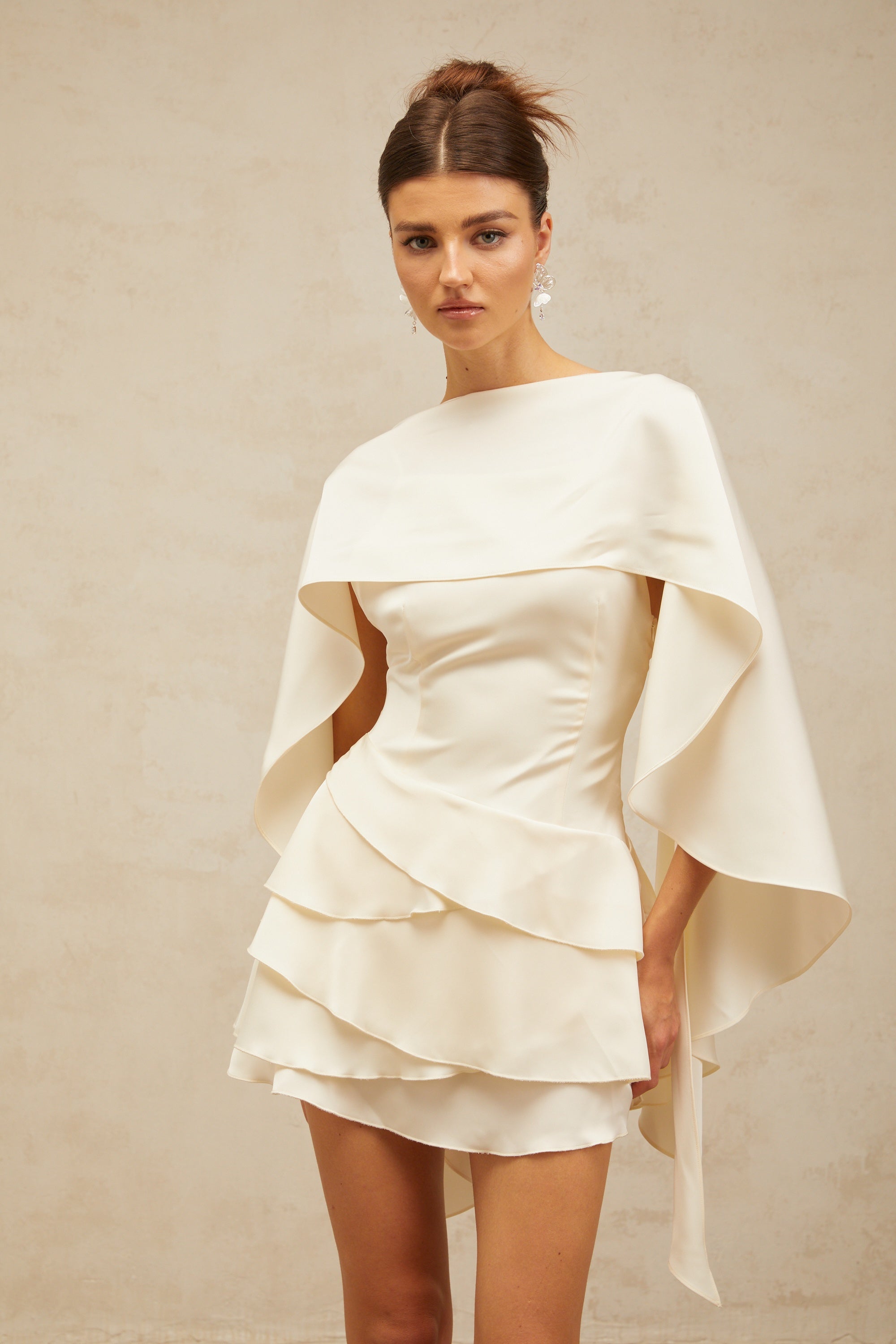 Vestido corto de satén blanco con volantes