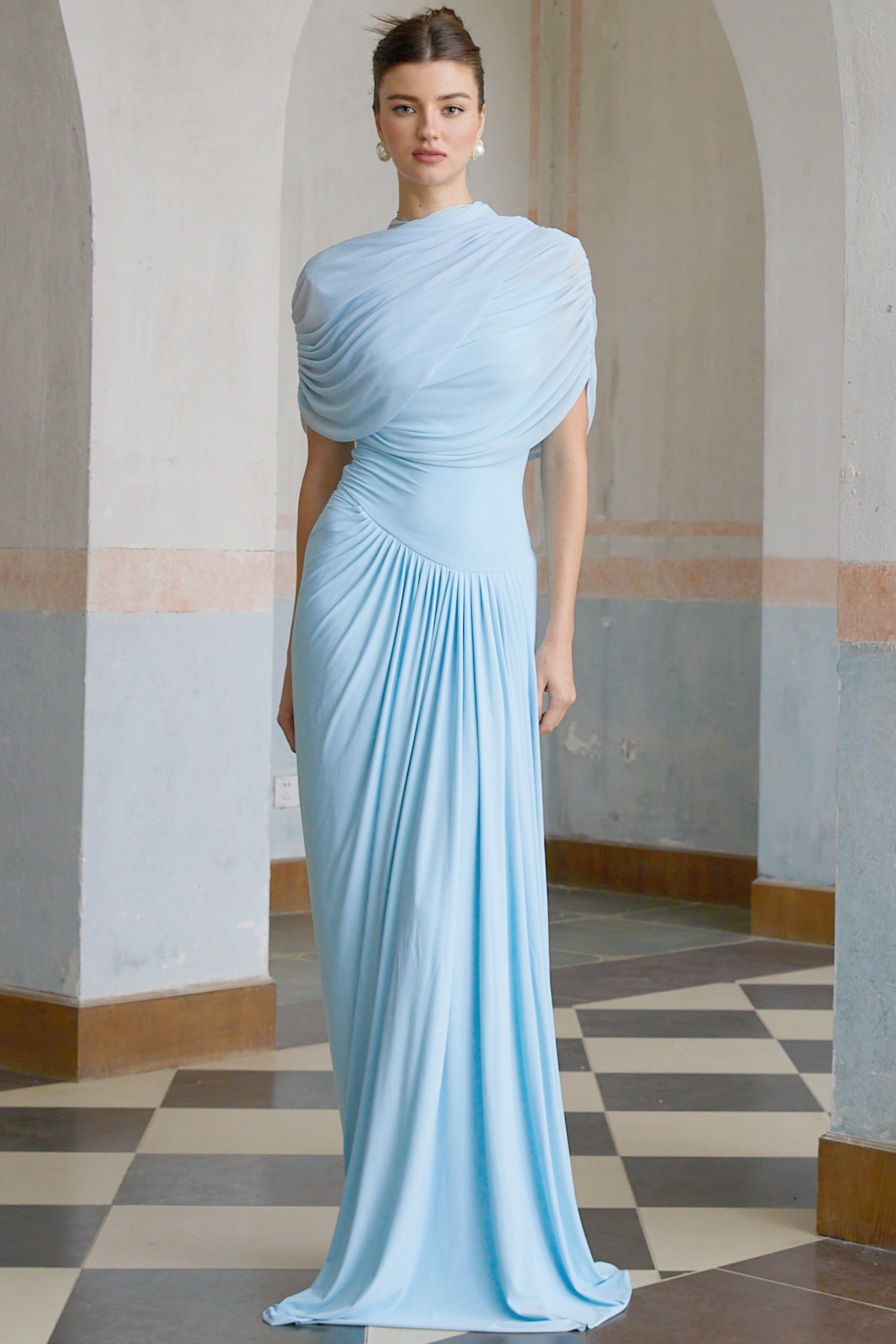 vestido maxi plisado asimétrico