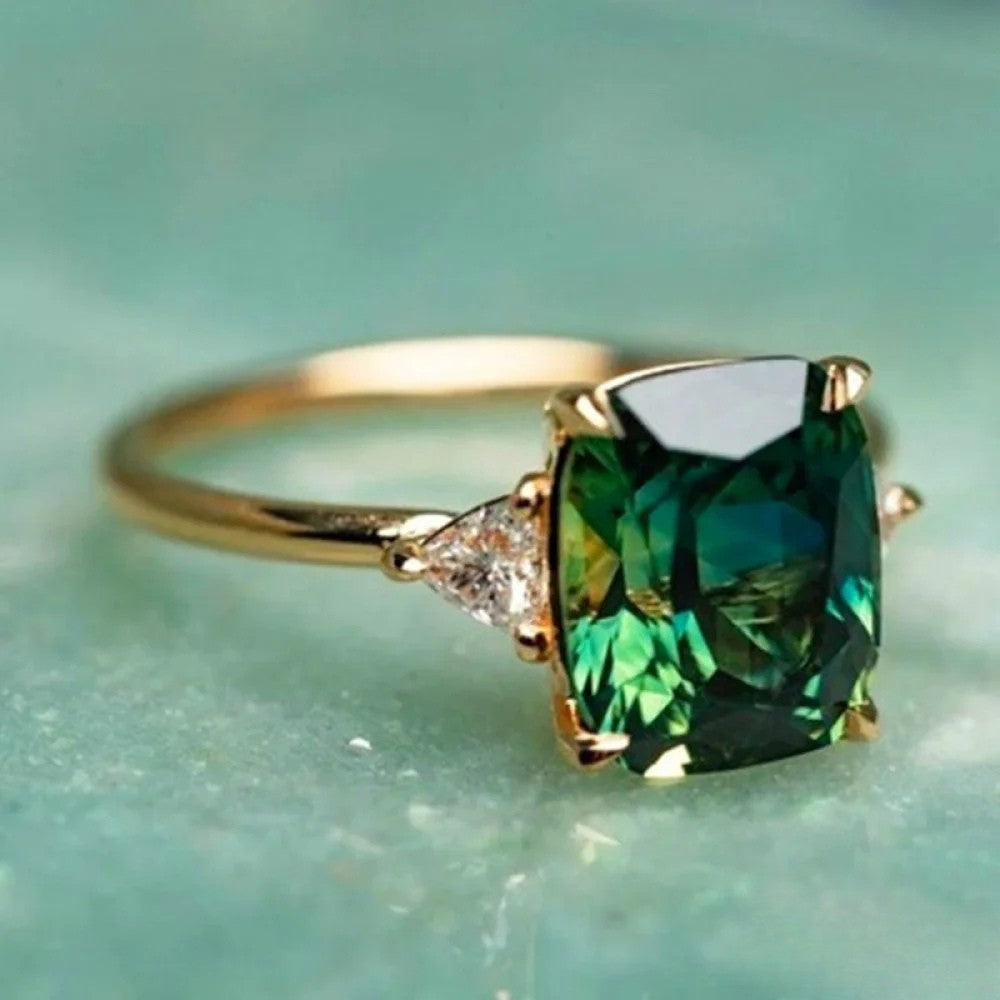 Anillo de oro con zircón verde