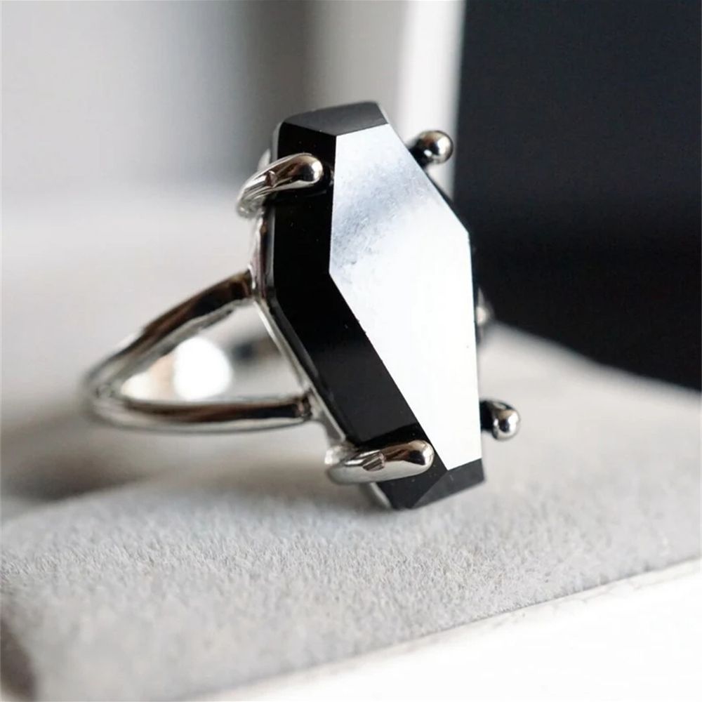 Anillo en forma de ataúd