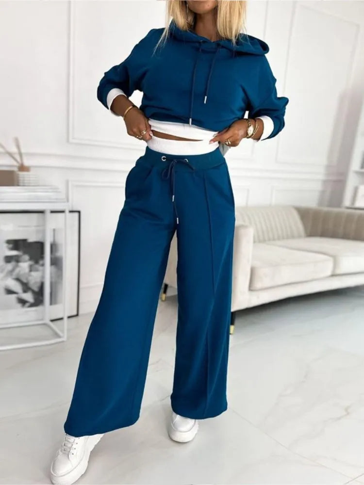Conjunto cómodo con sudadera con capucha y pantalones holgados para damas