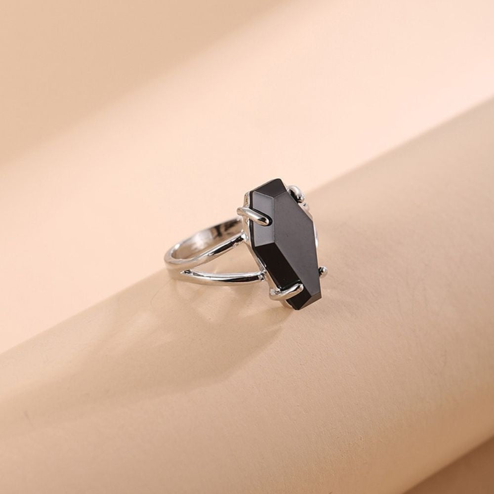 Anillo en forma de ataúd