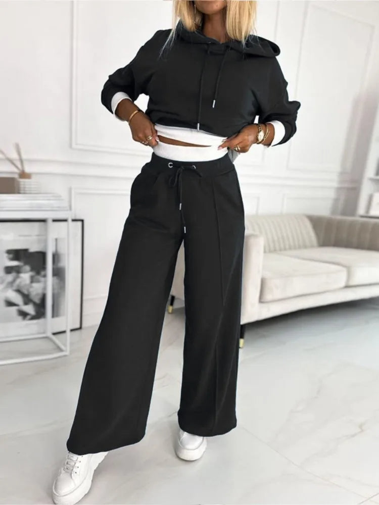 Conjunto cómodo con sudadera con capucha y pantalones holgados para damas