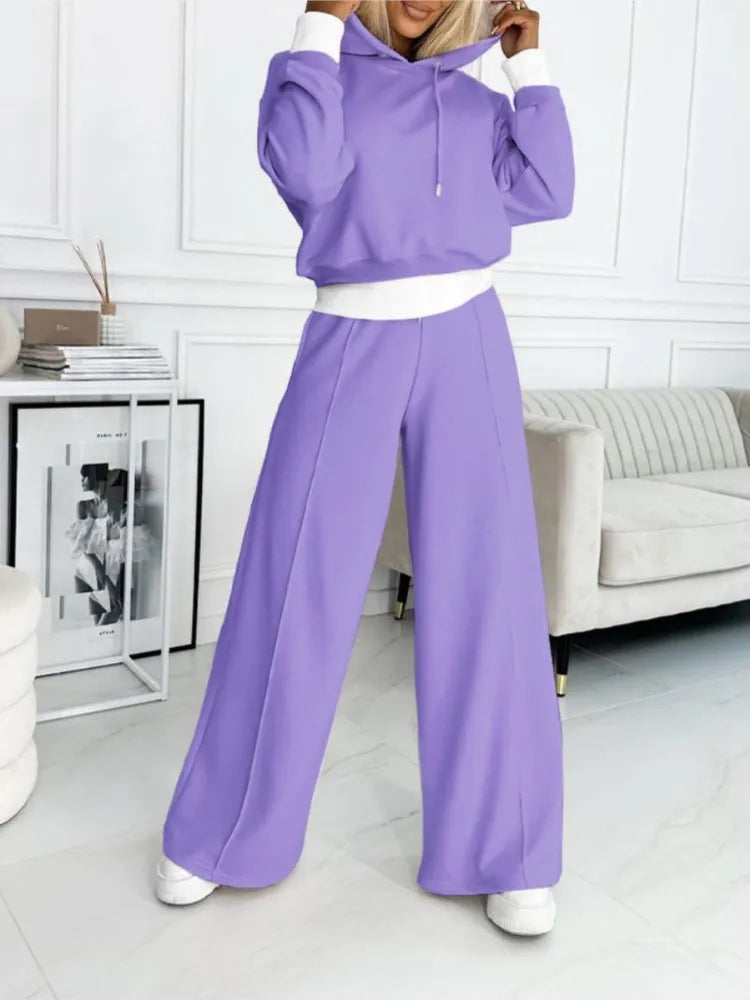Conjunto cómodo con sudadera con capucha y pantalones holgados para damas