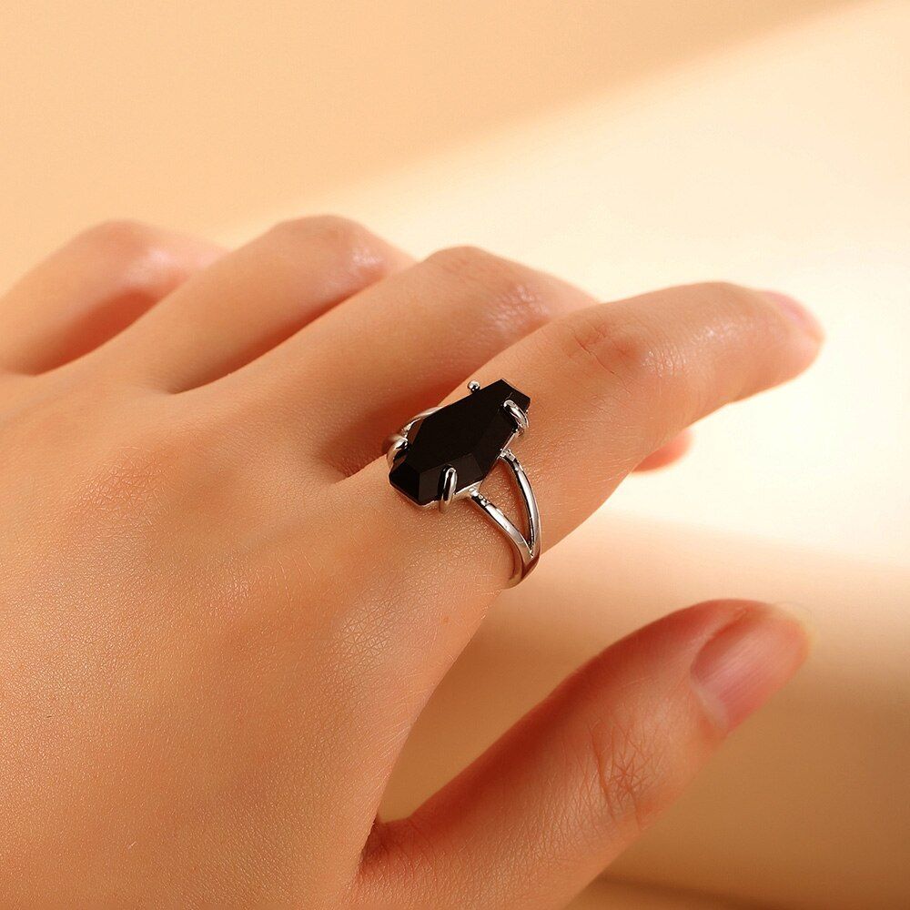 Anillo en forma de ataúd