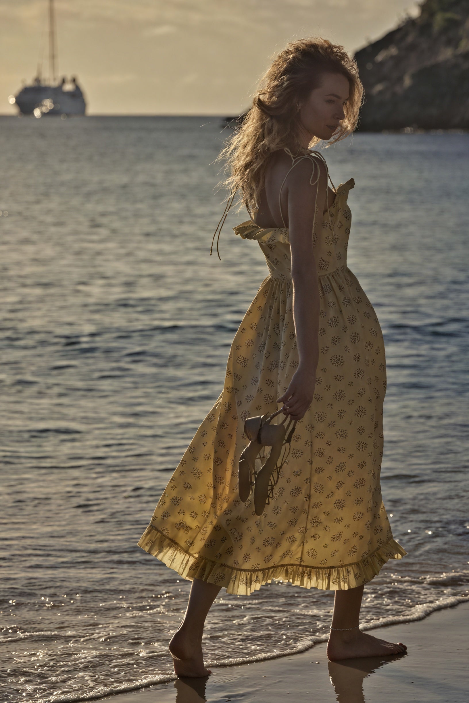 Vestido Midi Floral con Volantes