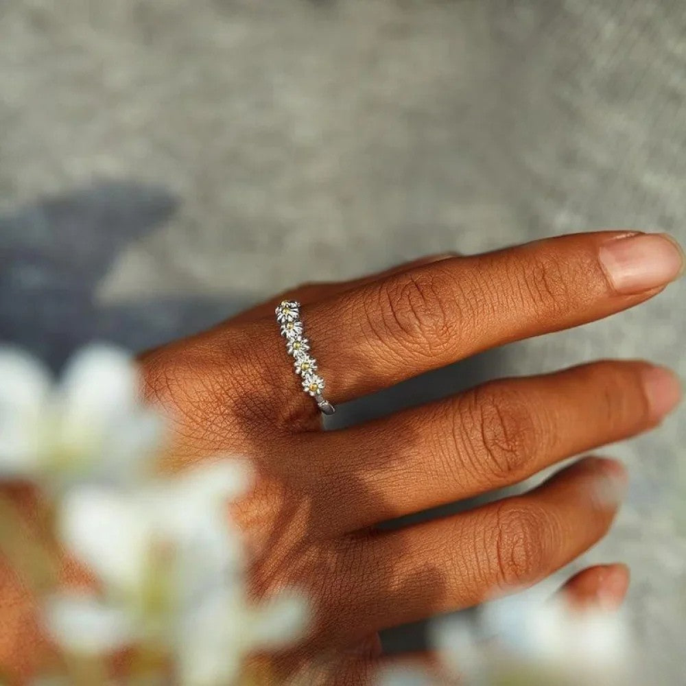 Anillo ajustable con una margarita