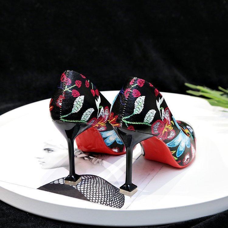 Zapatos de tacón alto de aguja con flores y bordado retro