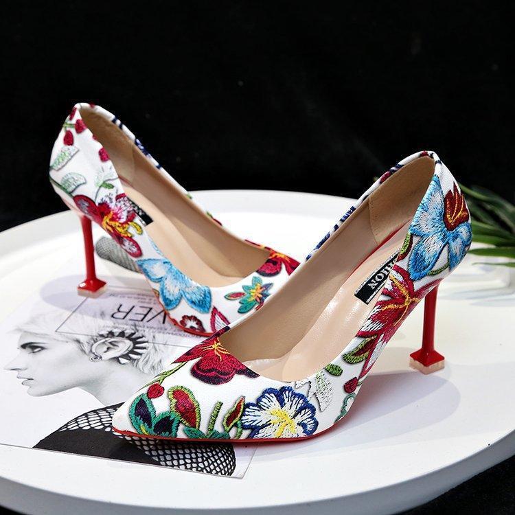 Zapatos de tacón alto de aguja con flores y bordado retro