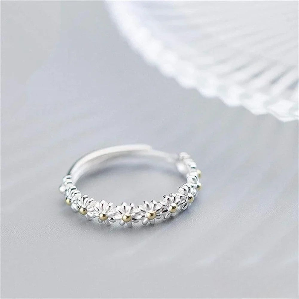 Anillo ajustable con una margarita