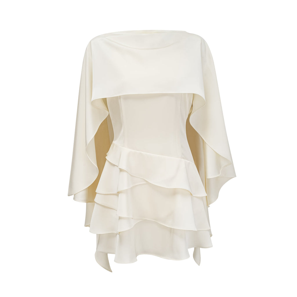 Vestido corto de satén blanco con volantes