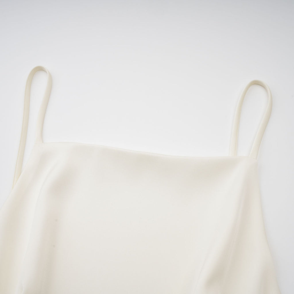 Vestido corto de satén blanco con volantes