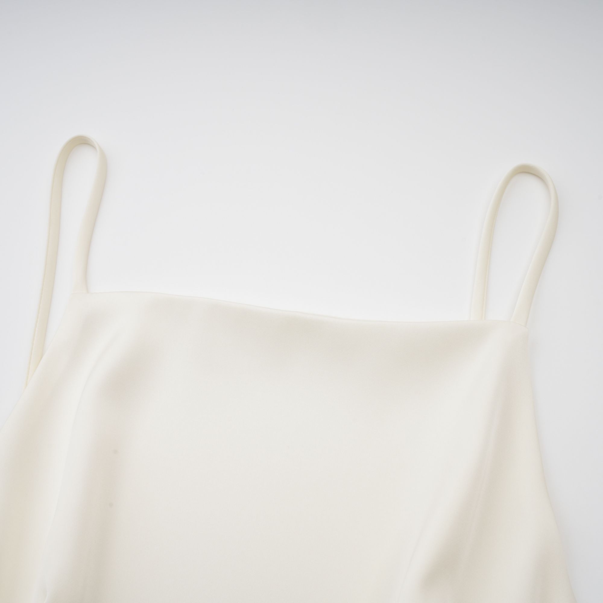 Vestido corto de satén blanco con volantes