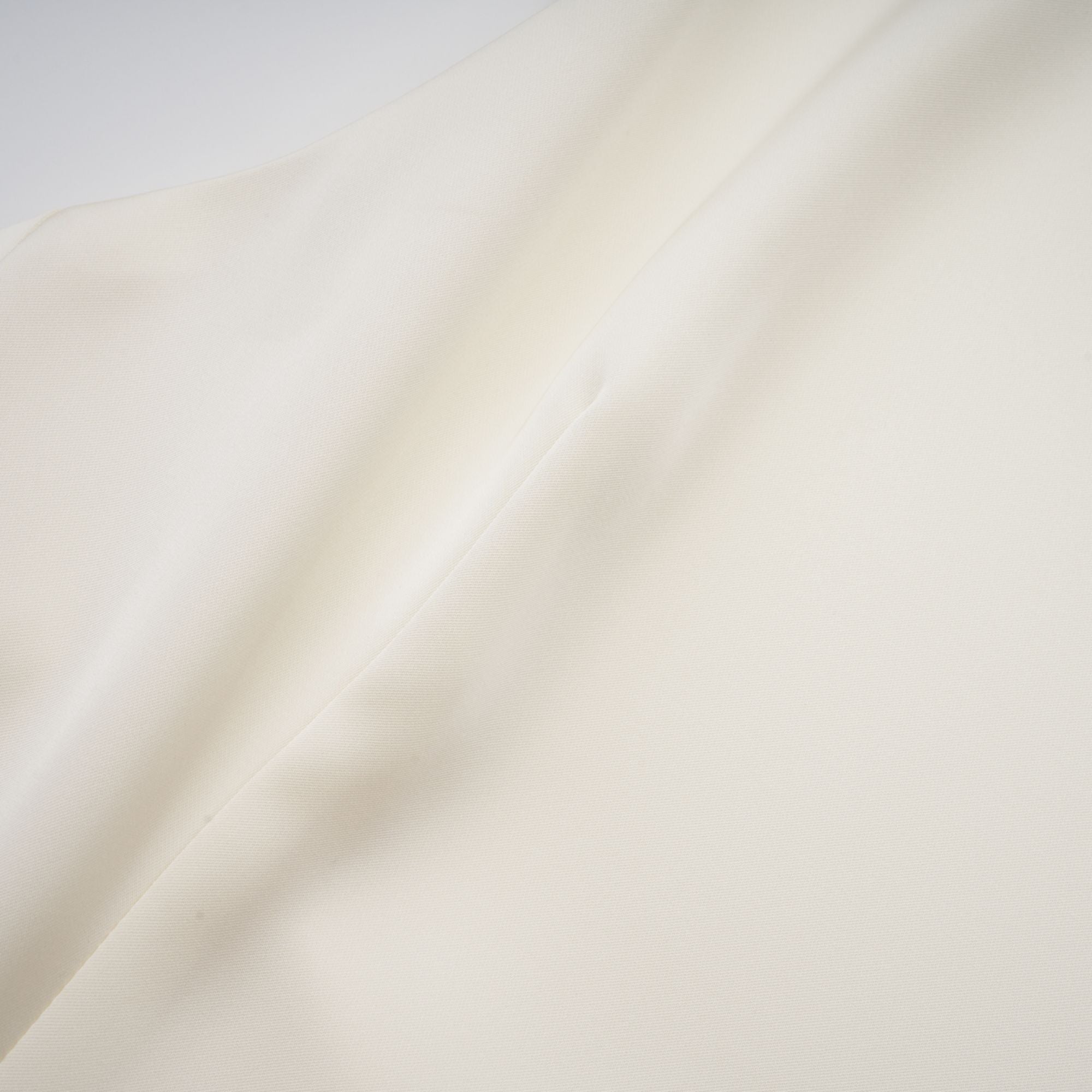 Vestido corto de satén blanco con volantes