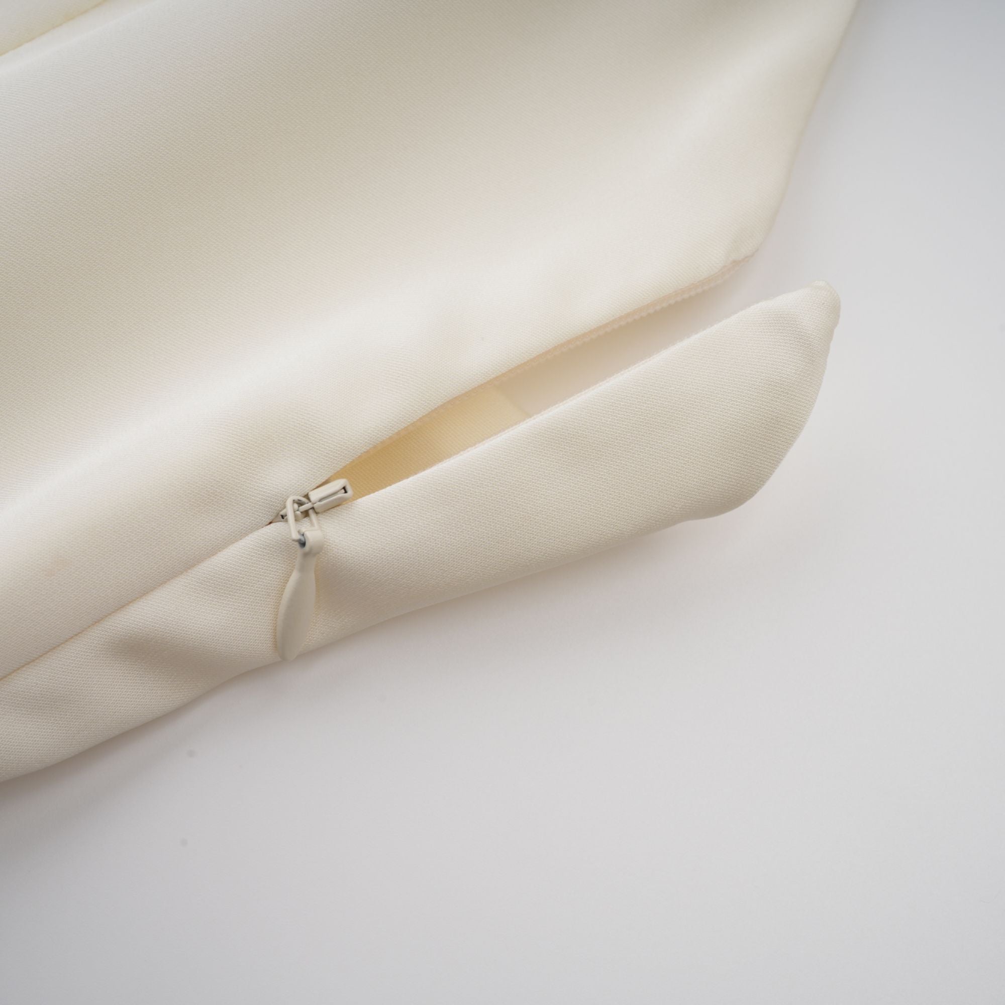 Vestido corto de satén blanco con volantes