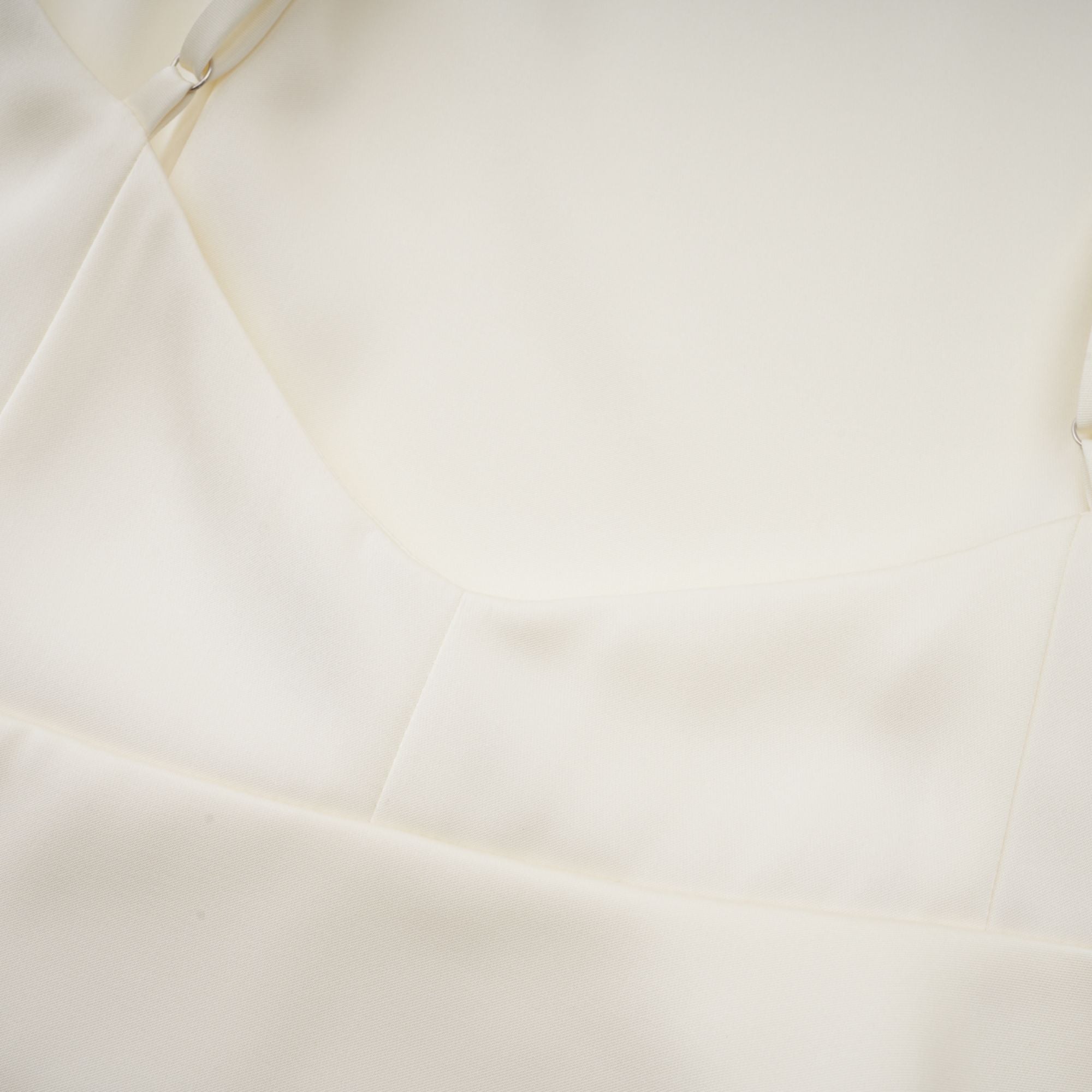 Vestido corto de satén blanco con volantes