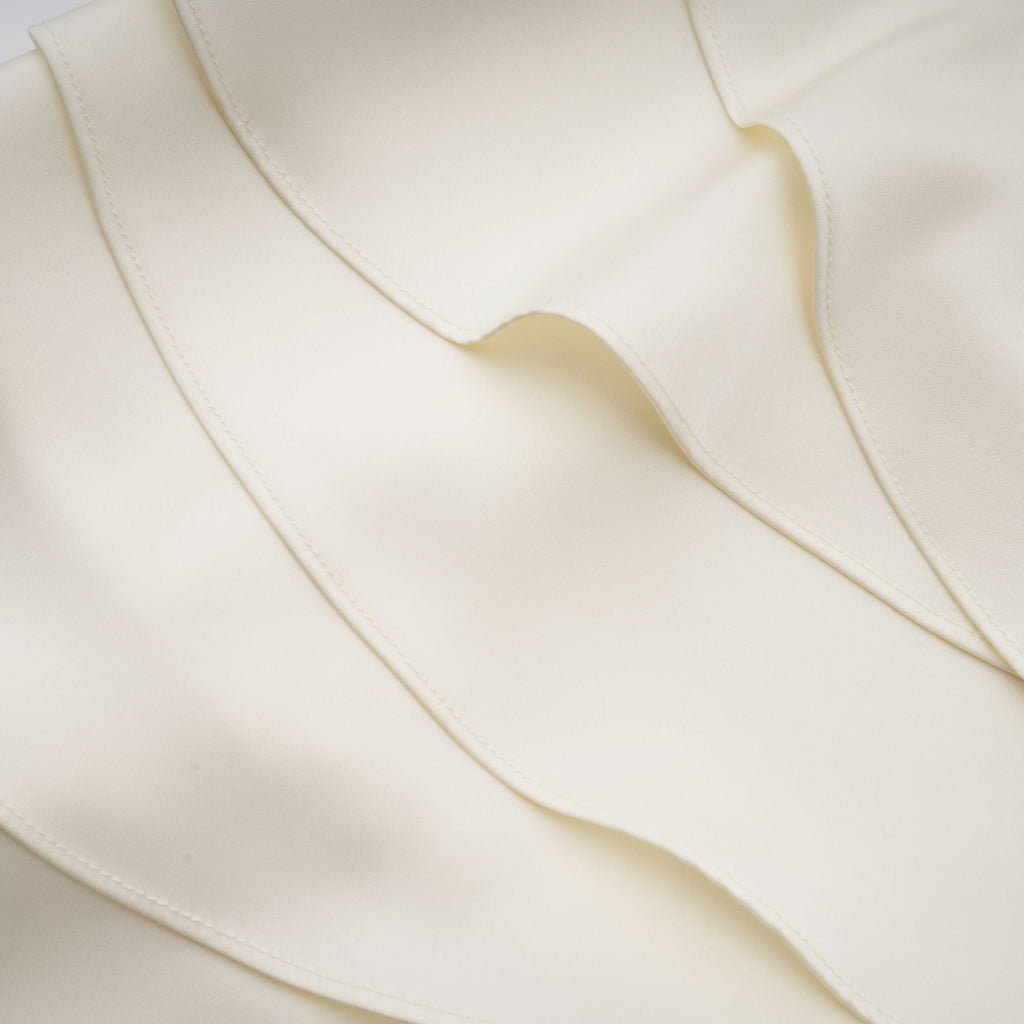Vestido corto de satén blanco con volantes