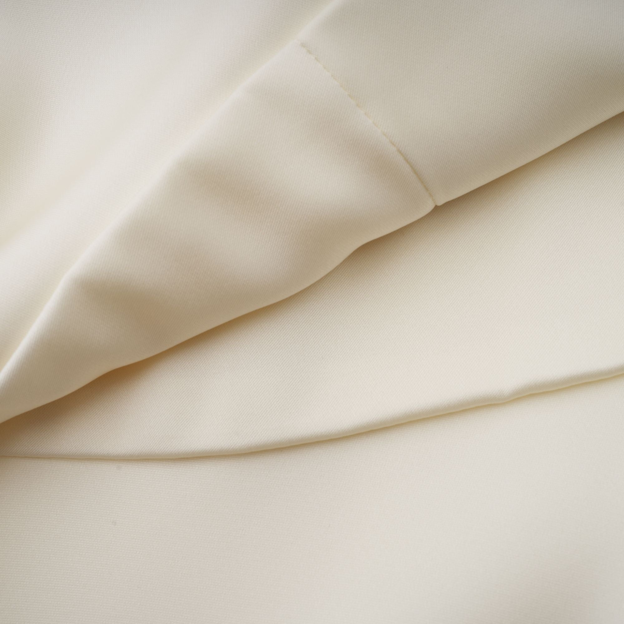 Vestido corto de satén blanco con volantes