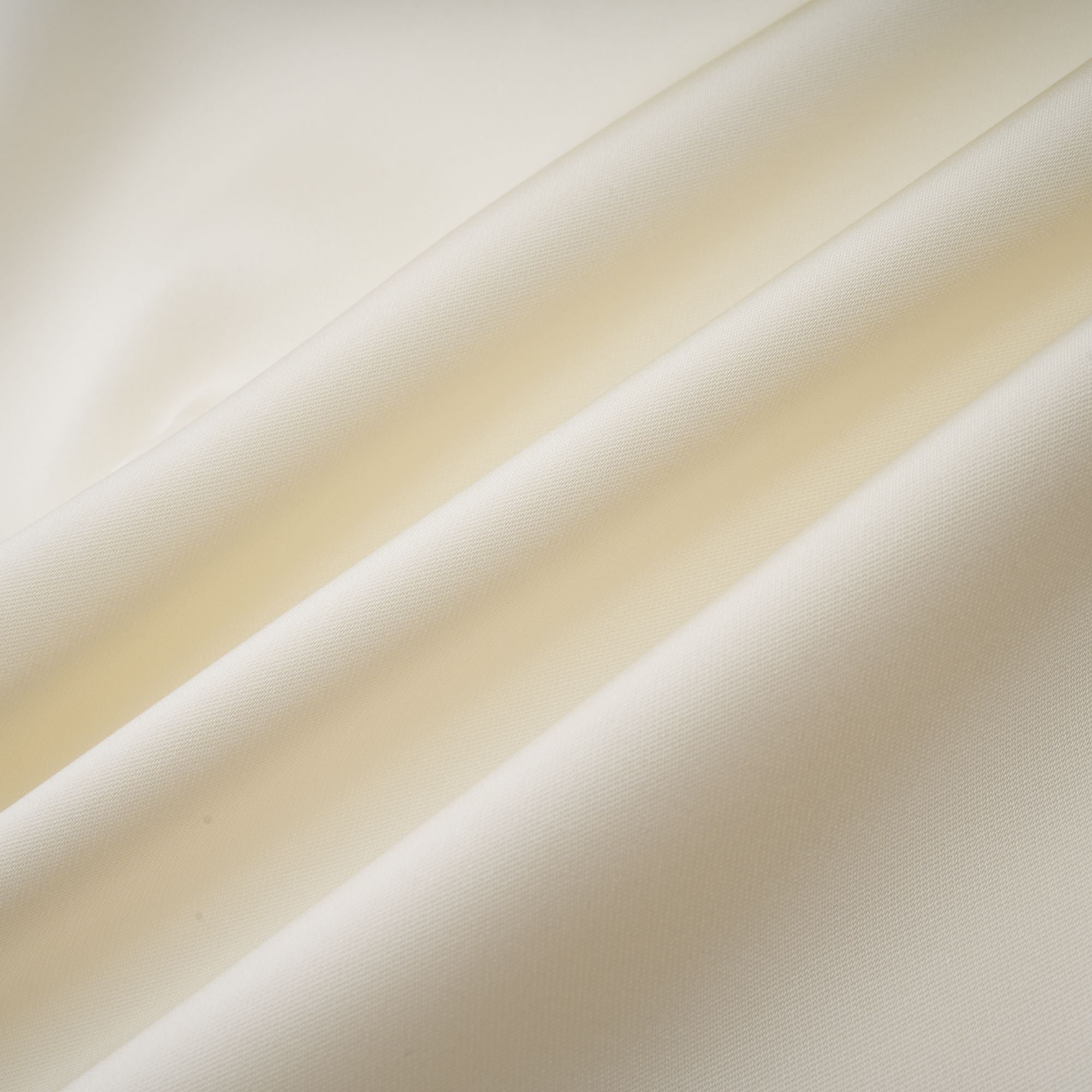 Vestido corto de satén blanco con volantes