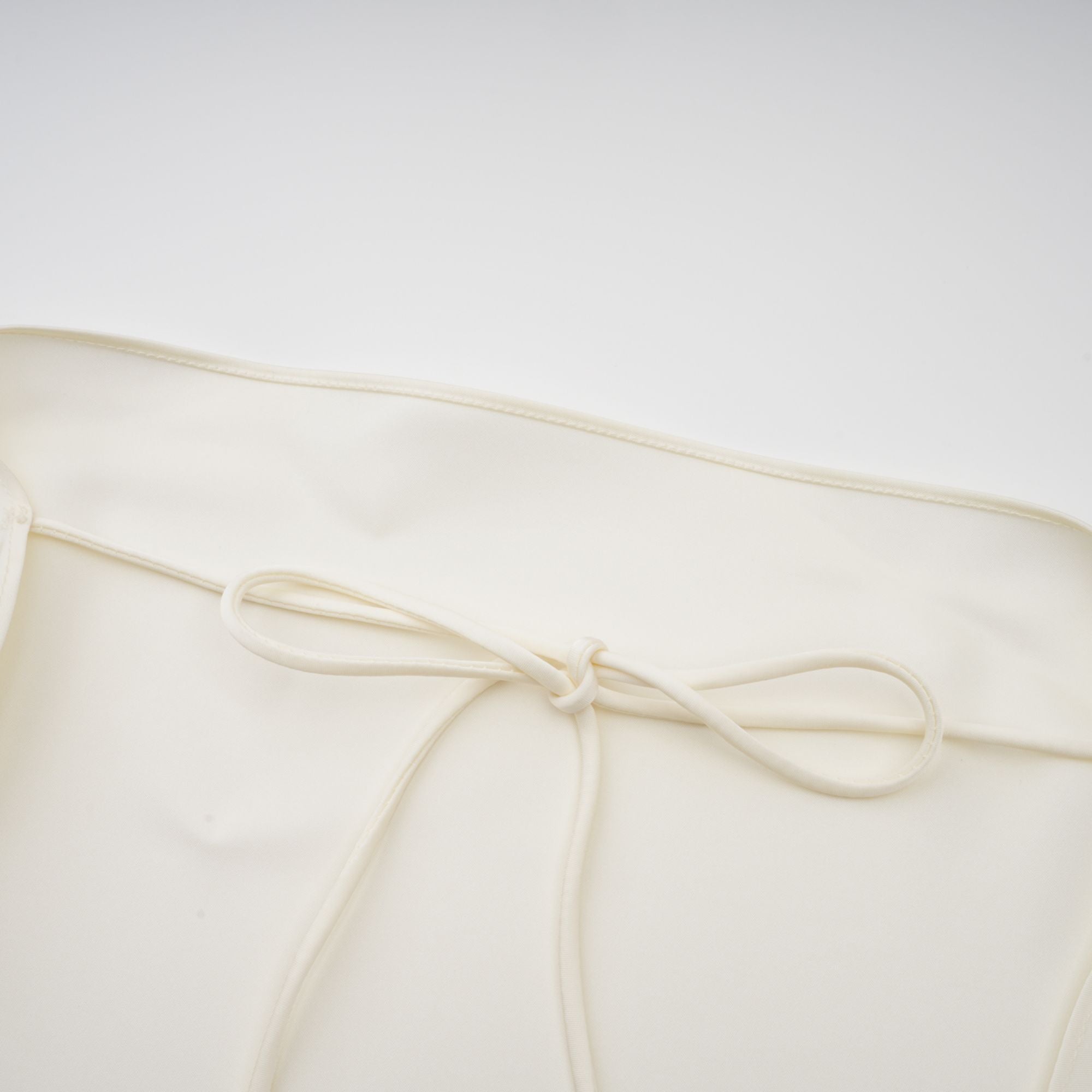 Vestido corto de satén blanco con volantes