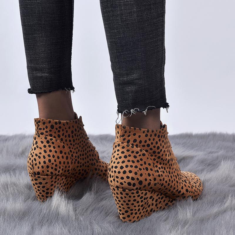 Zapatos con plataforma y tacones altos; botas
