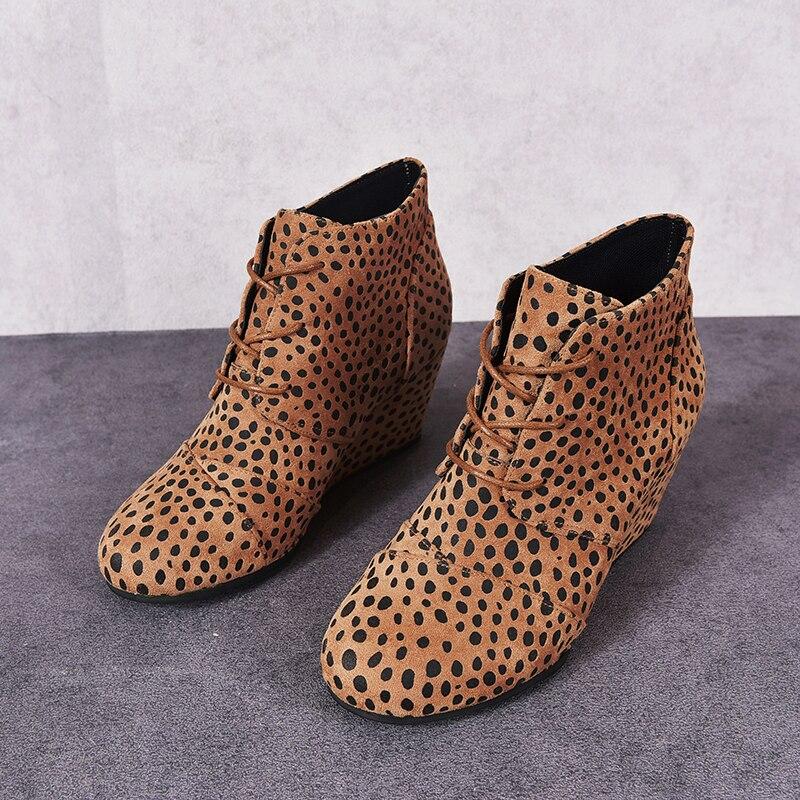 Zapatos con plataforma y tacones altos; botas