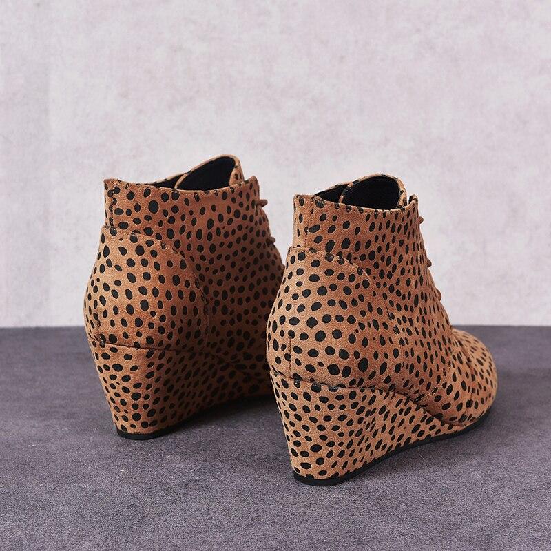 Zapatos con plataforma y tacones altos; botas
