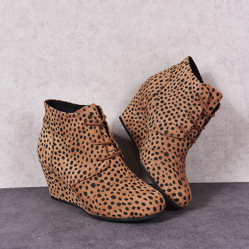 Zapatos con plataforma y tacones altos; botas
