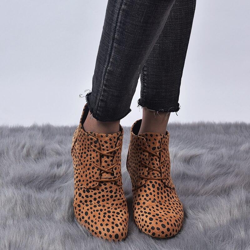 Zapatos con plataforma y tacones altos; botas