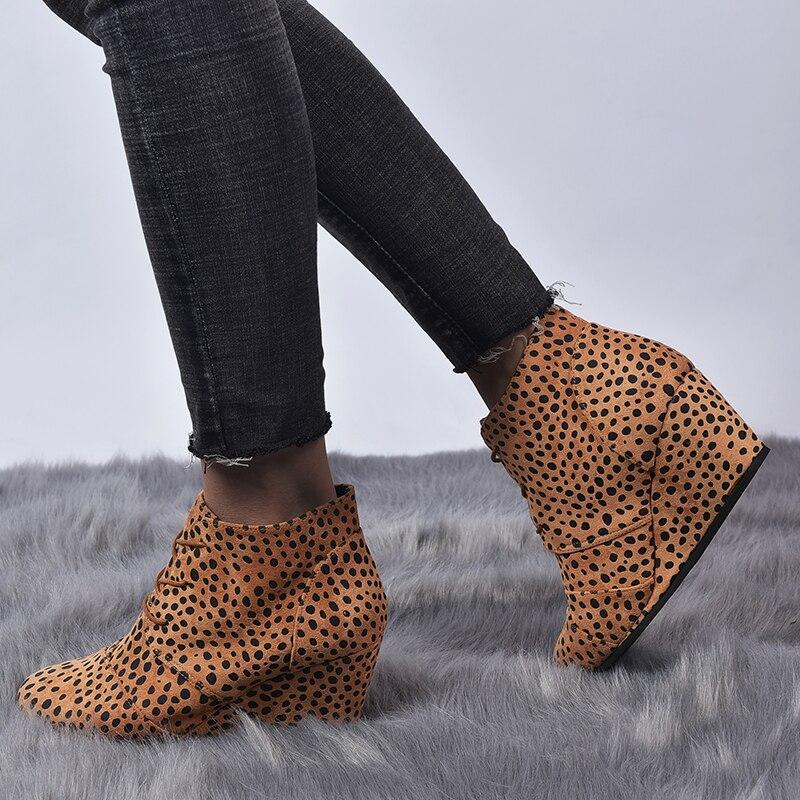 Zapatos con plataforma y tacones altos; botas