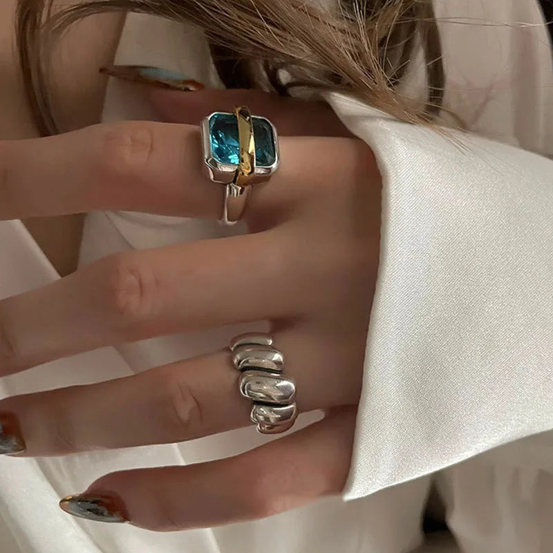 Anillo de plata con zircón azul