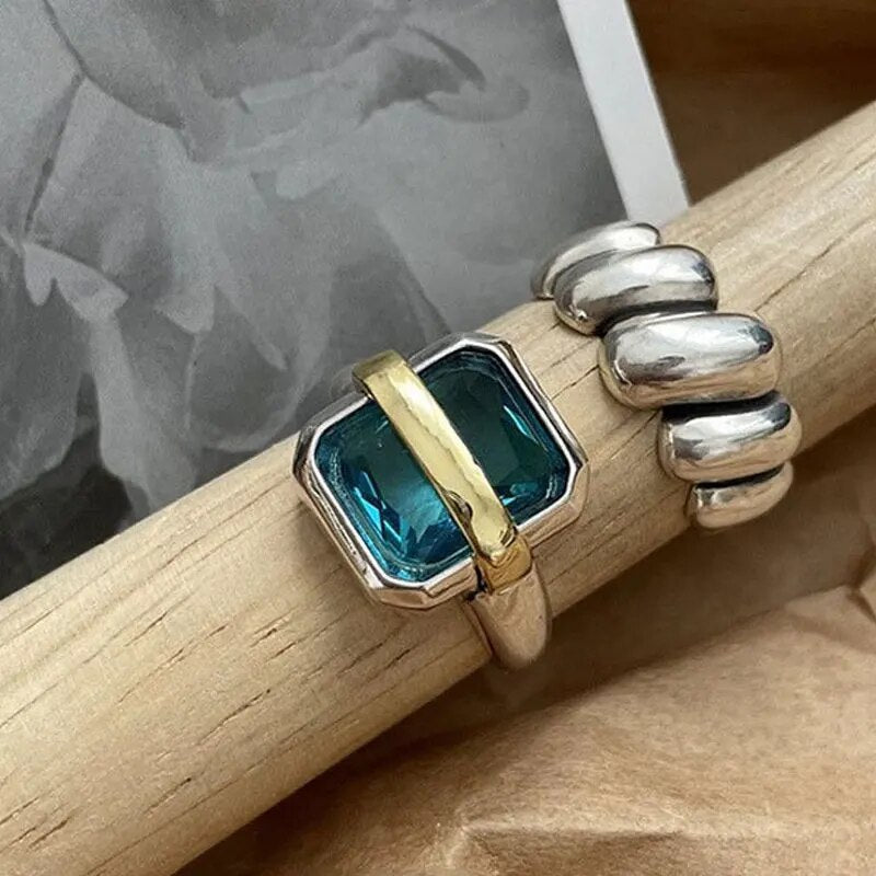 Anillo de plata con zircón azul