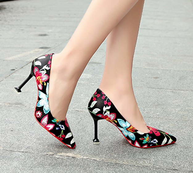 Zapatos de tacón alto de aguja con flores y bordado retro