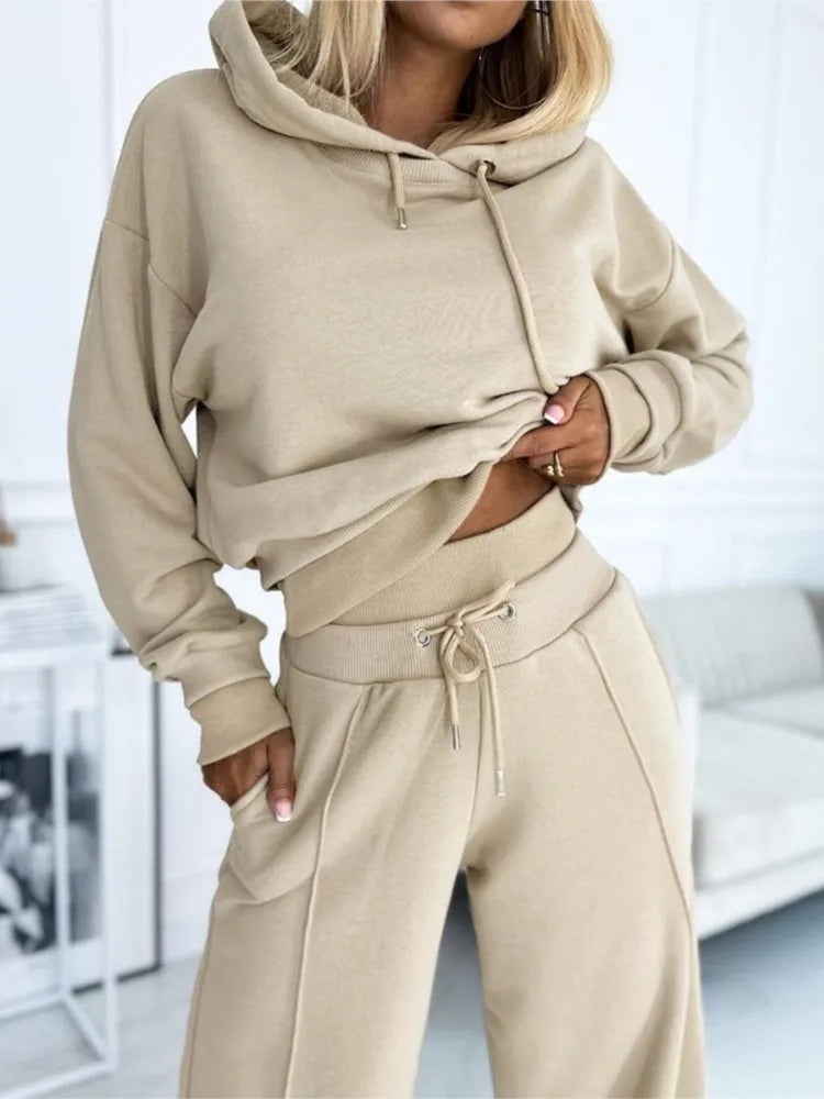 Conjunto cómodo con sudadera con capucha y pantalones holgados para damas
