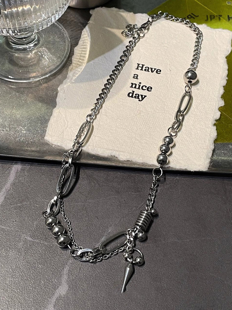 Collar con colgante de tachuelas
