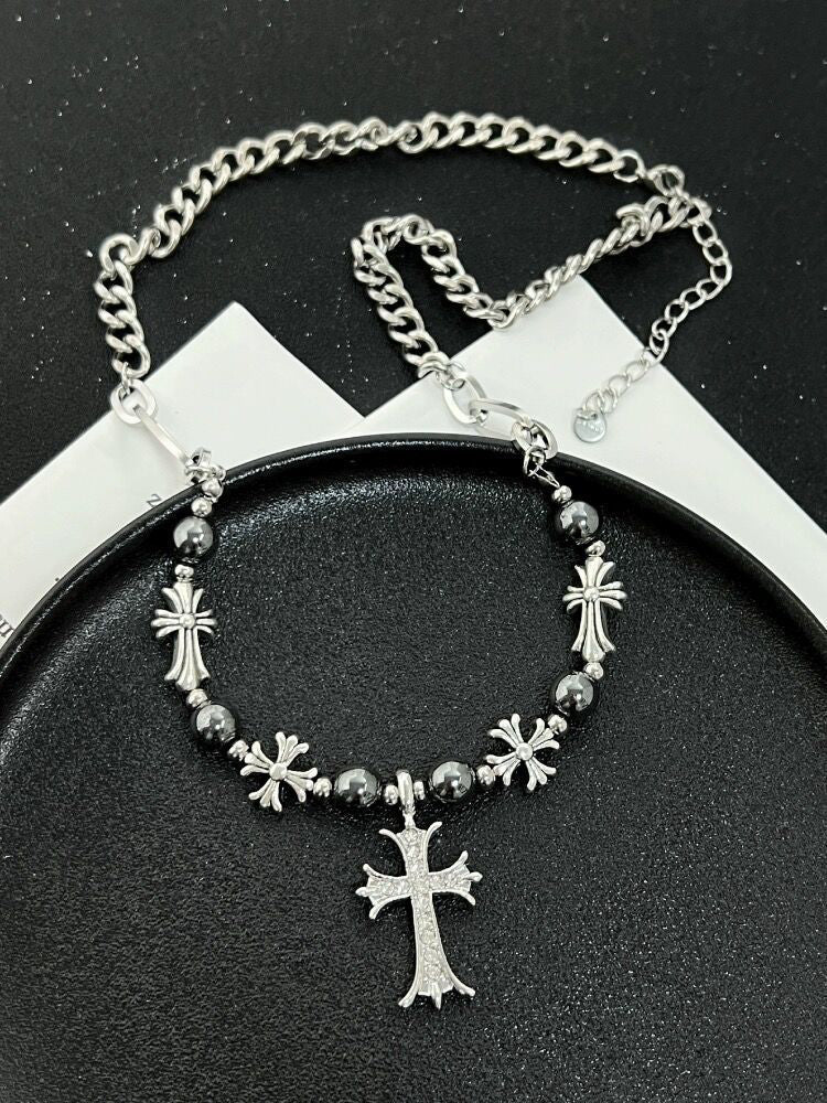 Collar con cruz gótica