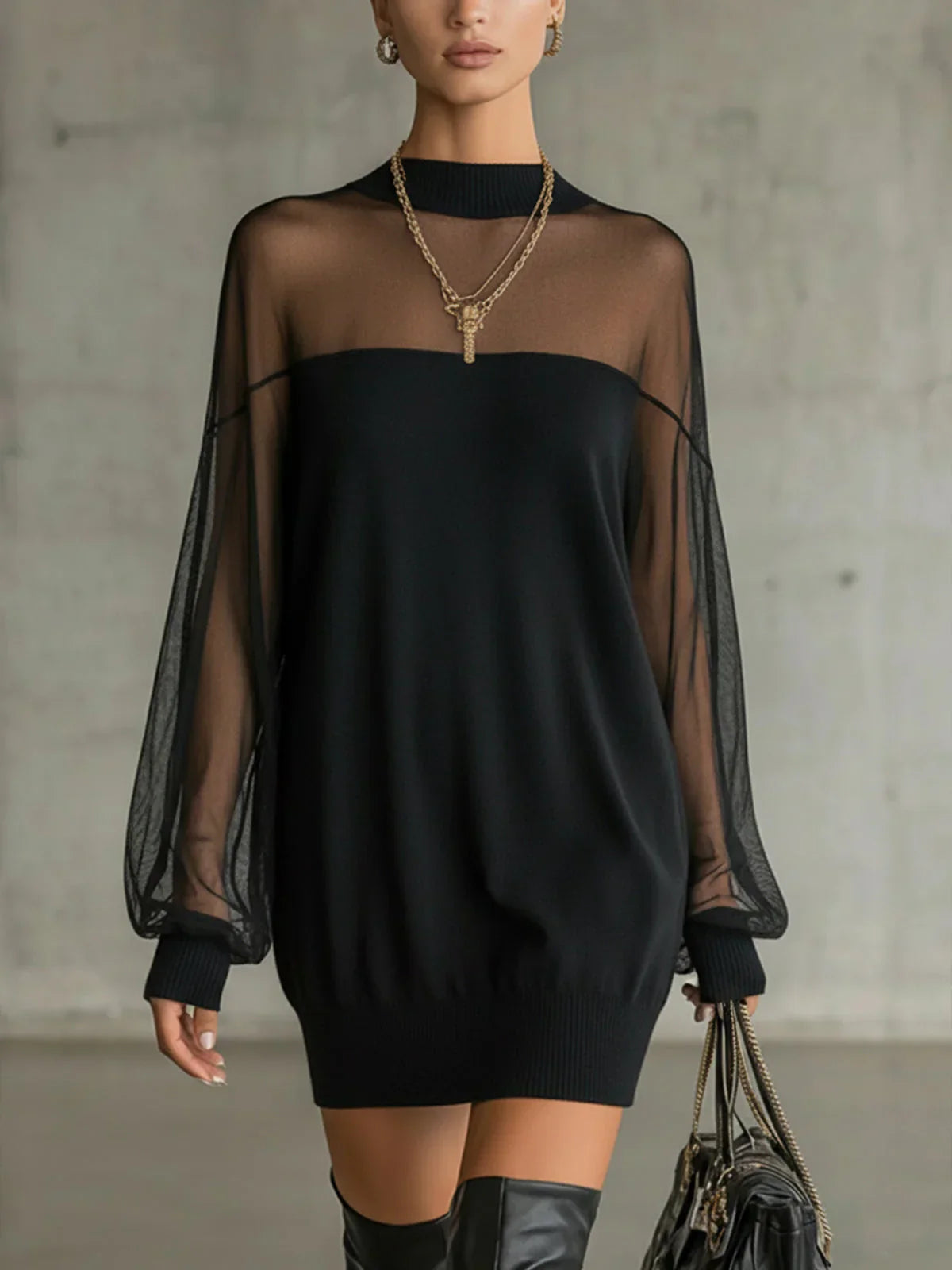 Minivestido negro con cuello alto y malla